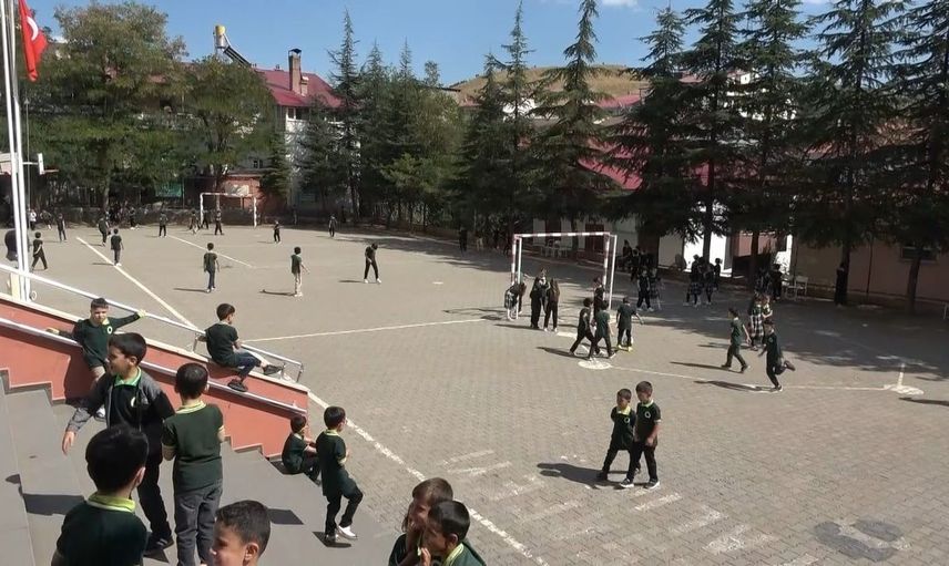 Bingöl'de 2026-2027 eğitim öğretim yılı başladı: Öğrenciler sıralarda yerlerini aldı
