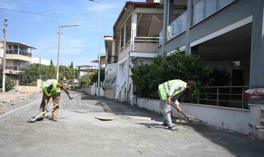 Kuşadası'nda karaova mahallesi yol yenileme çalışmaları devam ediyor
