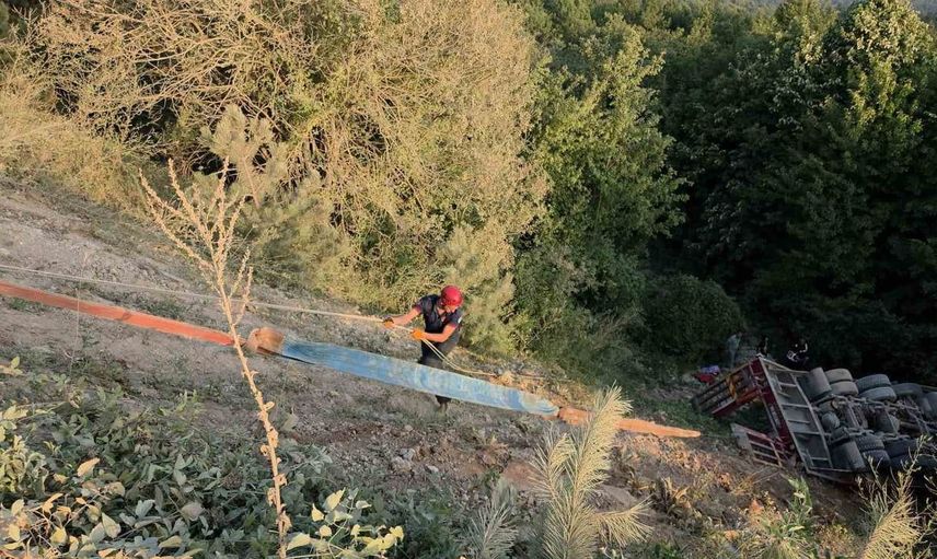 Sakarya'da tır kazası: 67 yaşındaki sürücü hayatını kaybetti