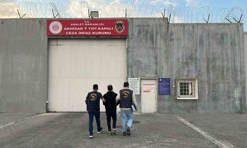 Akhisar'da uzun süredir aranan hırsız yakalandı