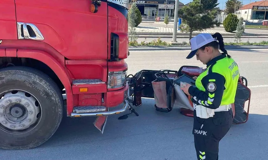 Karaman'da elektrikli bisiklet kamyona çarpınca 10 metre sürüklendi: 2 kişi yaralandı
