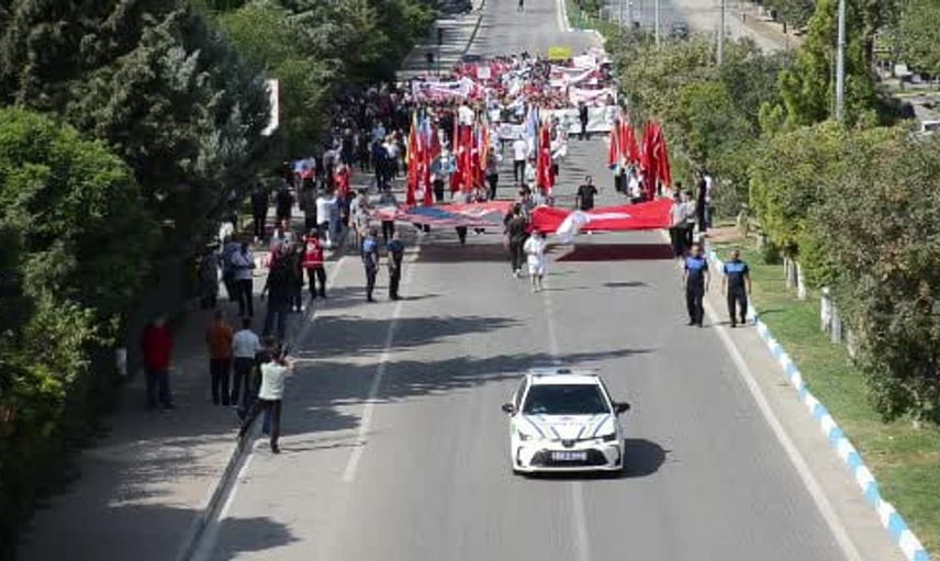 Besni Eğitim Bayramı'nda birlik ve beraberlik vurgusu: Yüzlerce katılımcı yürüyüş gerçekleştirdi