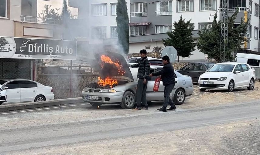 Seyir halindeki otomobilde yangın paniği: Yaralanma yok