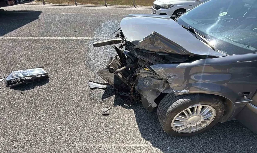 Bolu'da D-100'de iki otomobil kafa kafaya çarpıştı, yaralı yok
