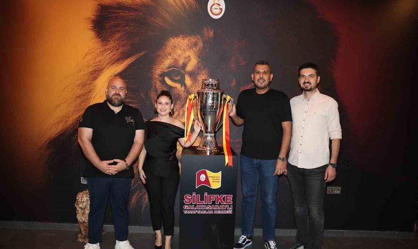 Galatasaray’ın şampiyonluk kupası silifke’de taraftarlarla buluştu