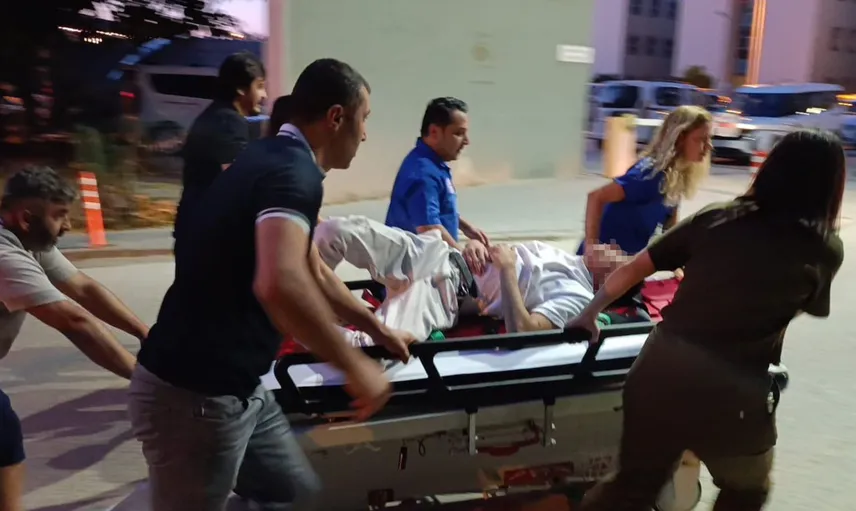 Motosiklet kazasında yaralanan gence acil müdahale: Doktor duvardan atlarken