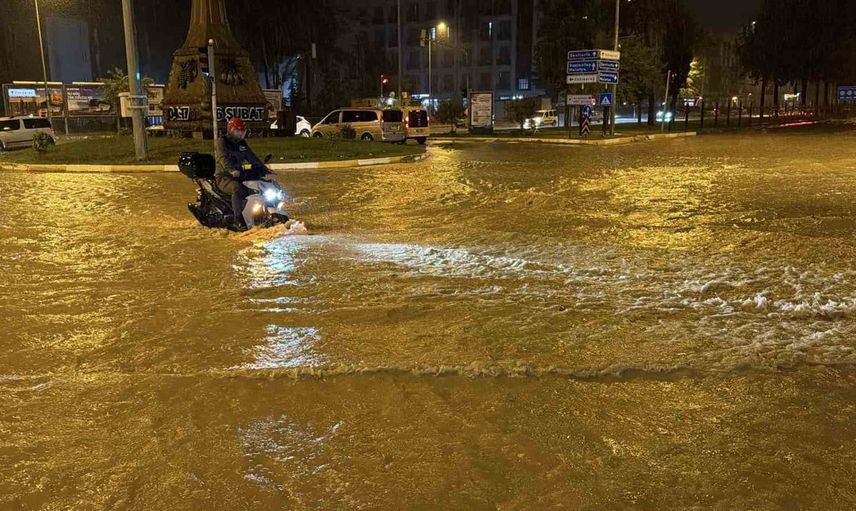 Adıyaman'da etkili sağanak yağış yolları kapattı: Araçlar mahsur kaldı