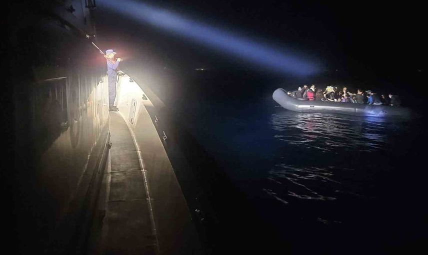 Didim açıklarında lastik botta 40 düzensiz göçmen yakalandı