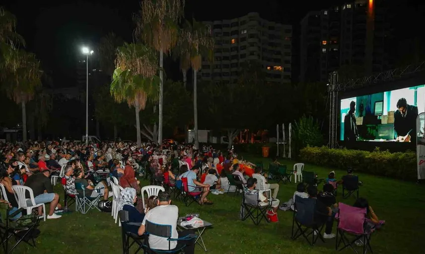 Mersin'de açık havada sinemaseverlerle buluşuyor
