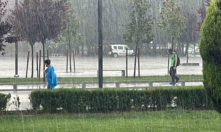 Düzce ve Zonguldak için yarın kuvvetli yağış ve sel uyarısı yapıldı