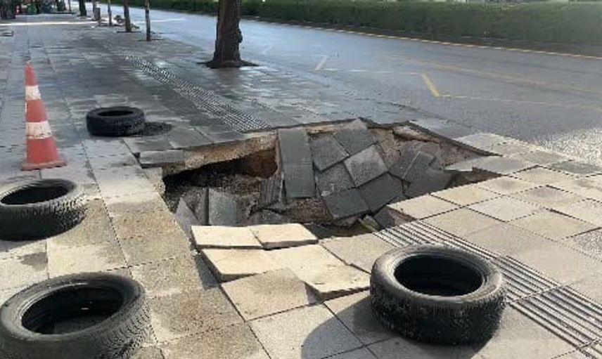 Çorum'da sağanak yağış sonrası kaldırım çöktü
