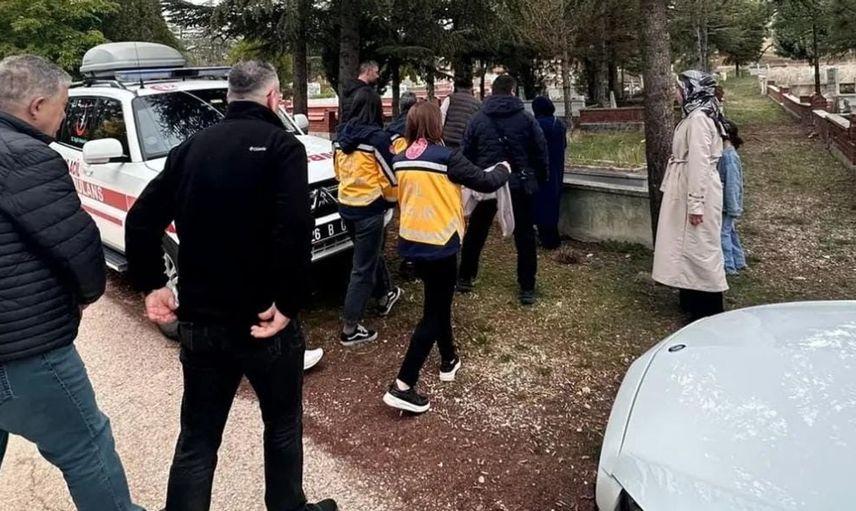 Görev şehidi sağlık çalışanı Halis Alan kabri başında dualarla anıldı