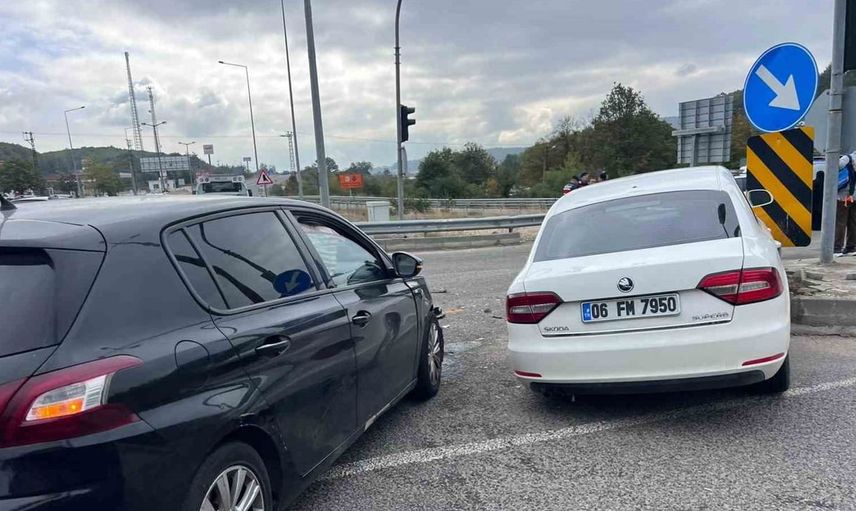 Bolu'da Abant Kavşağı'nda trafik kazası: sürücüler yara almadan kurtuldu