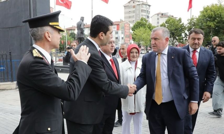 Bakan Bak, Kütahya'da vali Işın ile gençlik projelerini görüştü