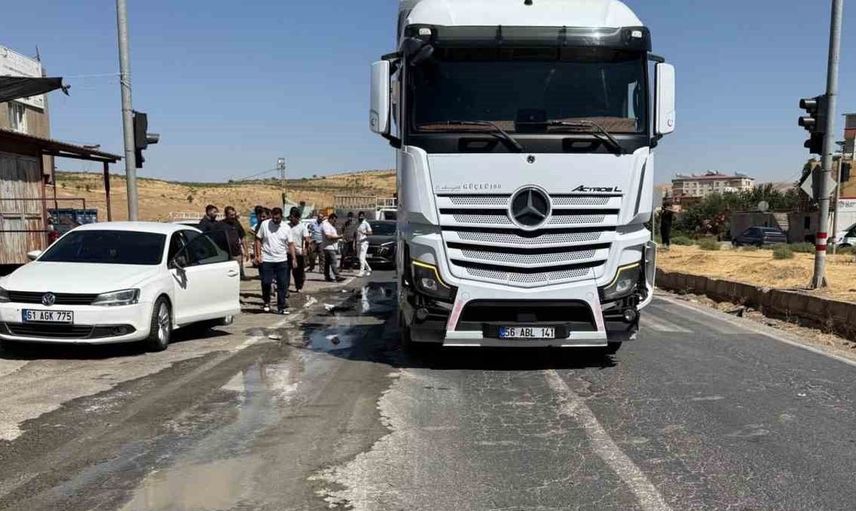 Siirt’te kırmızı ışıkta bekleyen araçlara çarpan kamyon hasara yol açtı