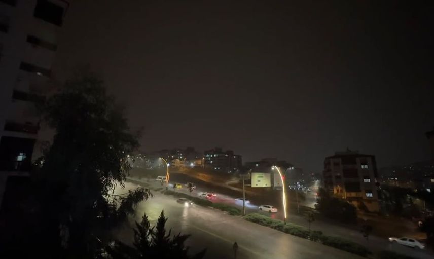 Gaziantep’te etkili sağanak yağmur yolları kullanılamaz hale getirdi
