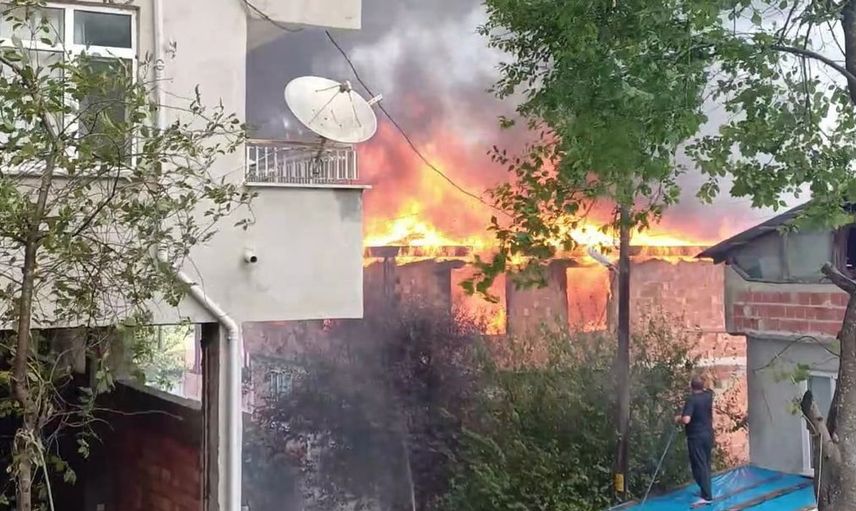 Ordu'da çatı katında çıkan yangın 1 ton fındığı kül etti