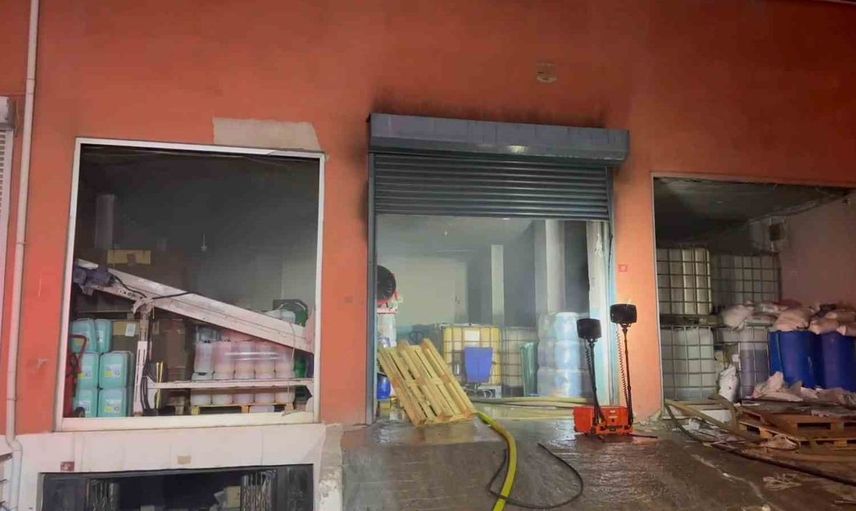 Pendik’te deterjan üretim fabrikasında yangın kontrol altına alındı