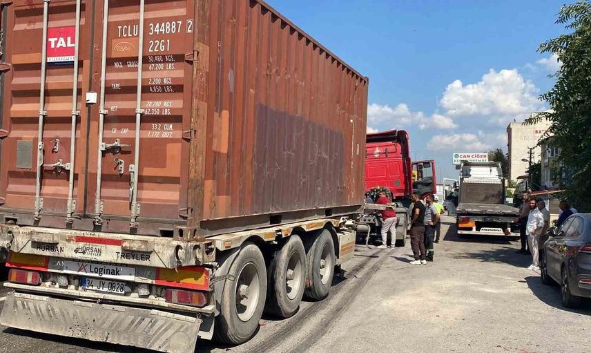 Kocaeli'de kontrolden çıkan tır bariyerleri aşıp karşı şeride geçti