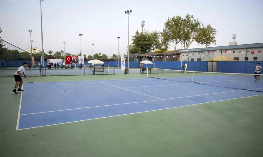 Mersin'deki tenis turnuvasında şampiyonlar belirlendi