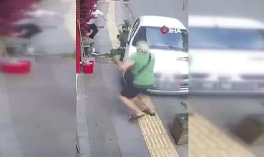 Kontrolden çıkan otomobil yayayı ezilmekten kurtardı
