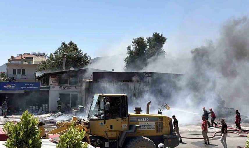 Gazipaşa'da inşaat malzemeleri deposundaki yangın kontrol altına alındı