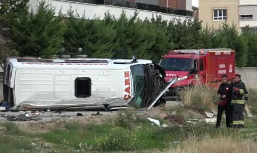 Konya'da rehberlik hizmeti veren servis minibüsü ile otomobil çarpıştı: 9 yaralı