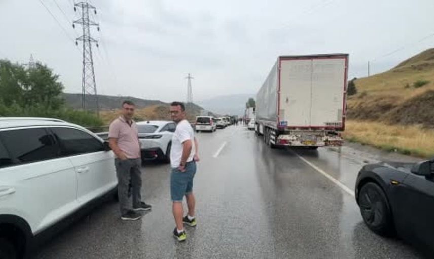 D100 karayolunda sağanak yağış zincirleme trafik kazalarına yol açtı
