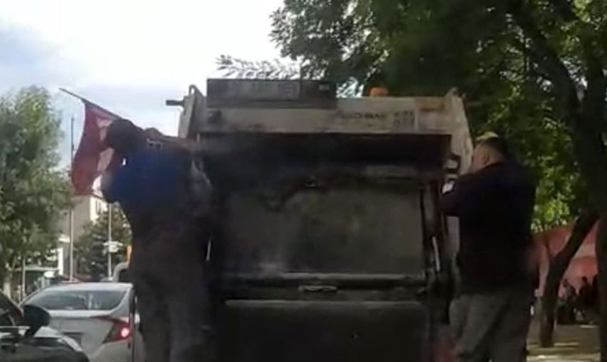 Eskişehir'de temizlik işçilerinin Türk bayrağına duyarlı hareketi