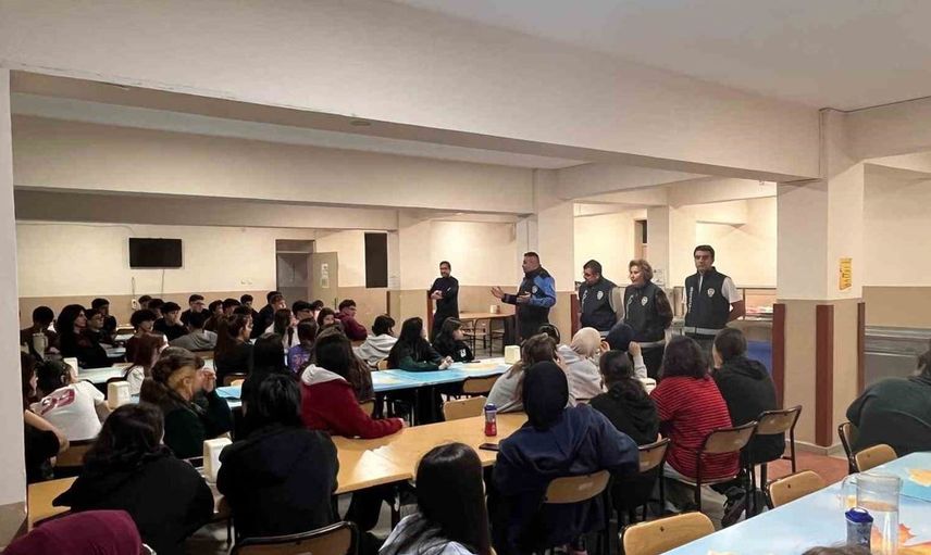 Bilecik'te öğrenciler için güvenli internet ve zorbalık eğitimi düzenlendi
