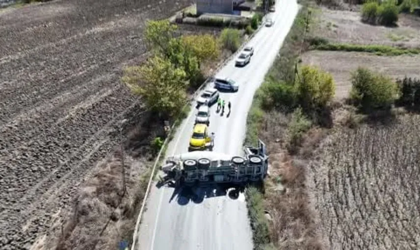 Arnavutköy'de beton mikseri kazası: İki yaralı, dört araç hasar gördü