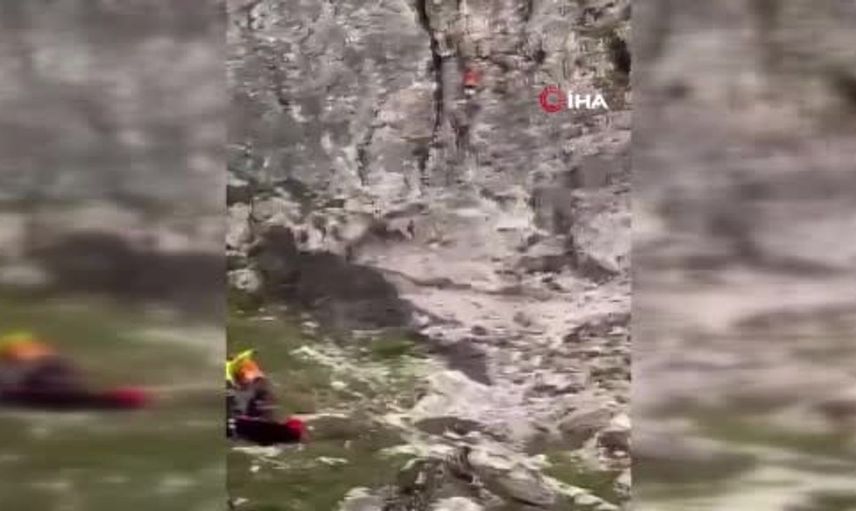 Kurtarma operasyonunda sağlık çalışanı kayalıklardan düştü