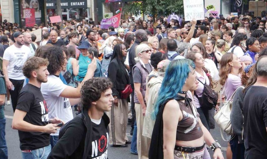 Paris'te silah kullanımının yasalaşmasına karşı büyük protesto: Binlerce kişi sokağa çıktı