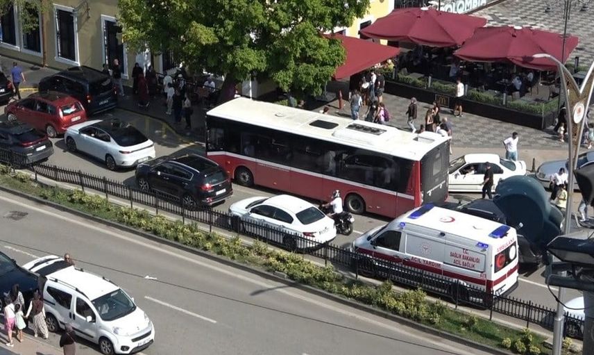 Samsun Cumhuriyet Meydanı'nda trafik yoğunluğu sürücüler için sorun oldu