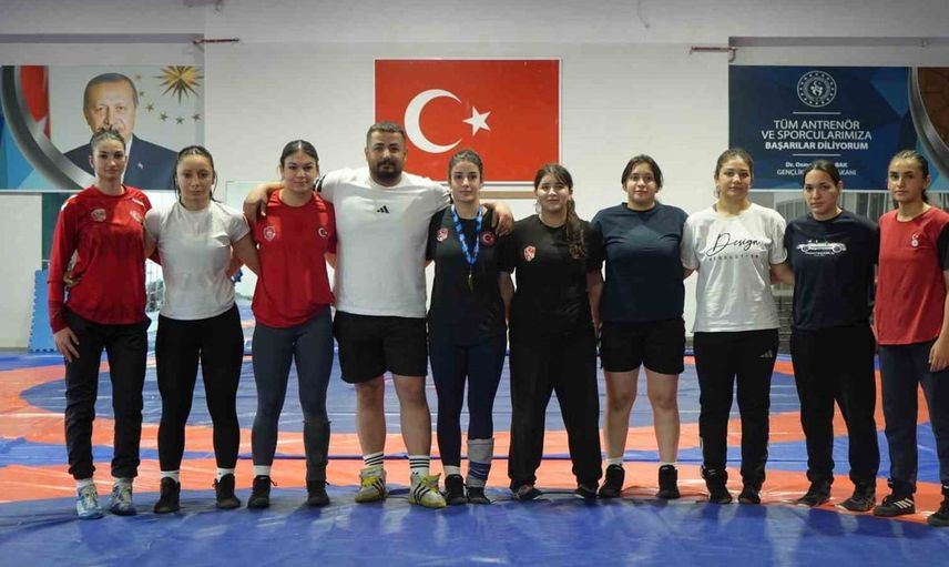Babasının itirazlarına rağmen güreşte Balkan şampiyonu oldu
