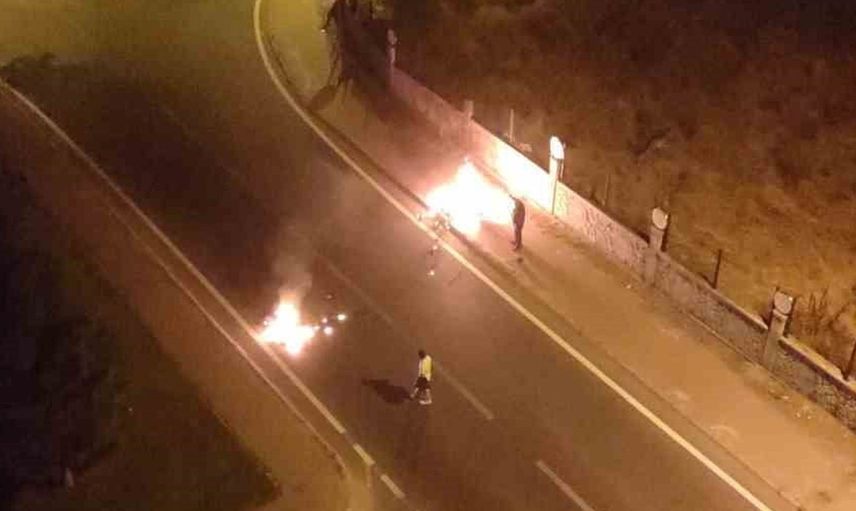 Seyir halindeki motosiklet alev alev yandı