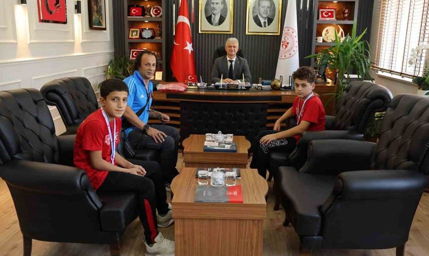 Muş'ta başarılı güreşçiler ödüllendirildi