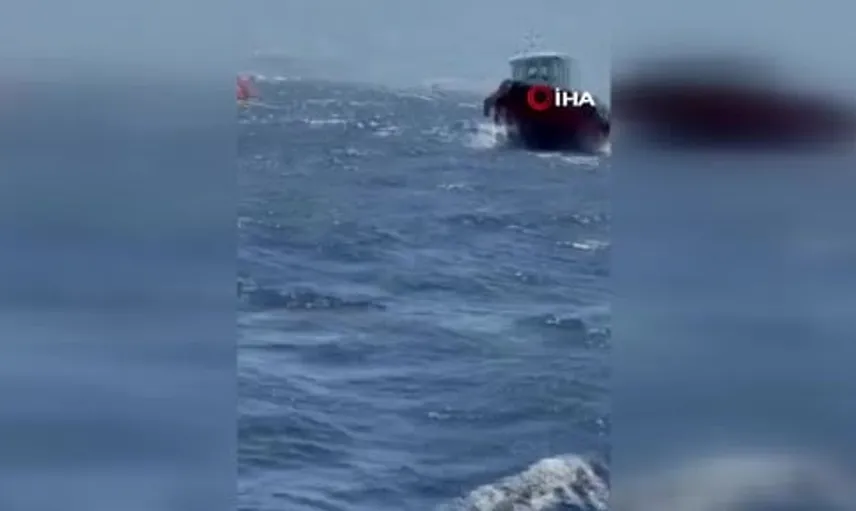 Girne açıklarında katamaran yolcu gemisi suya gömüldü
