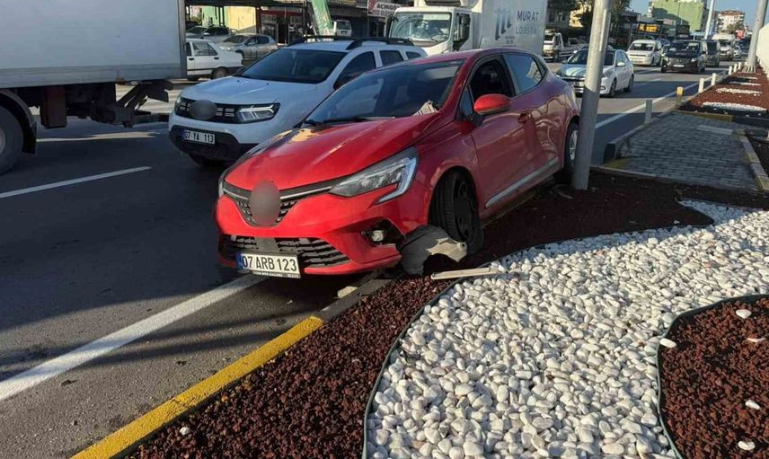 Serik'te kavşakta meydana gelen otomobil kazasında 1 yaralı