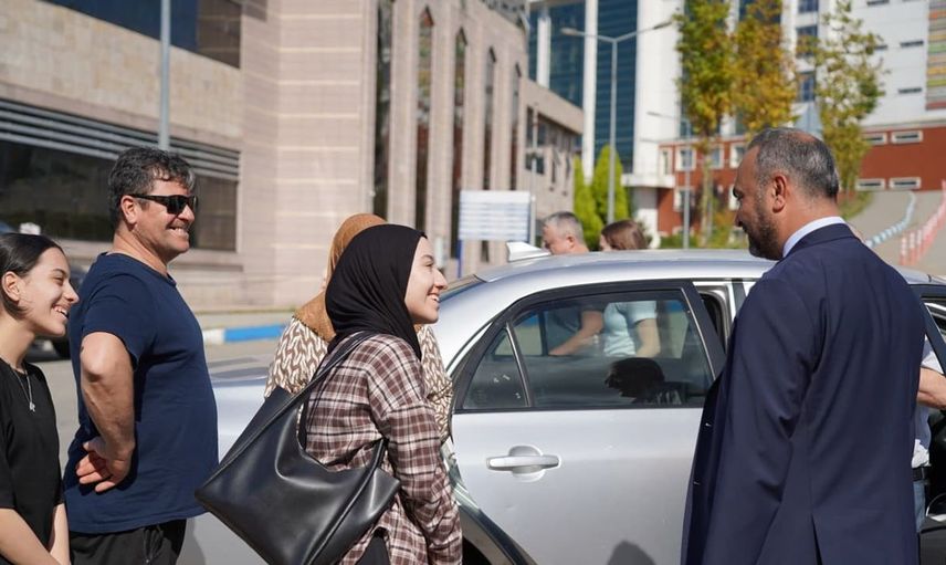 Bartın Üniversitesi rektörü yeni öğrencileri otogarda sıcak bir şekilde karşıladı