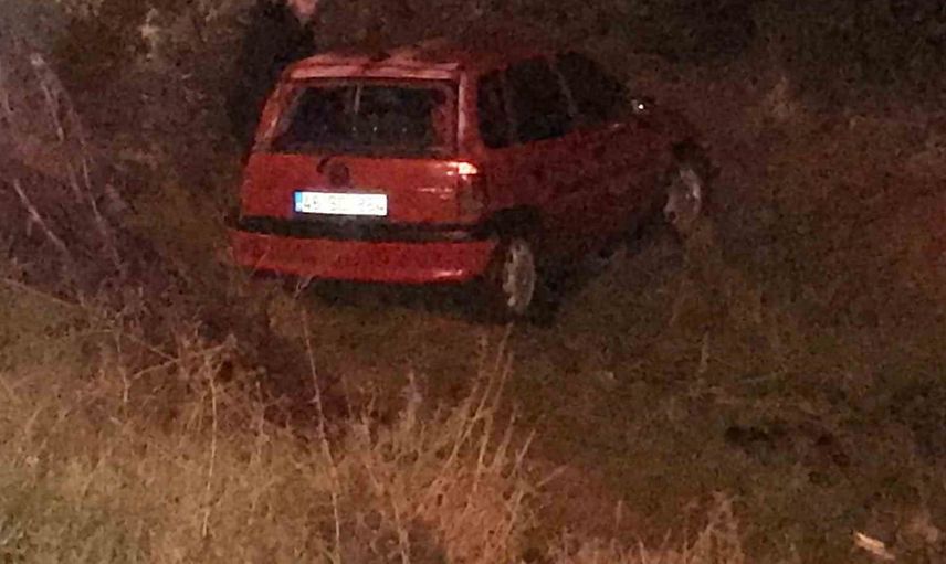 Ereğli'de tır otomobile çarptı, sürücü şarampole düştü