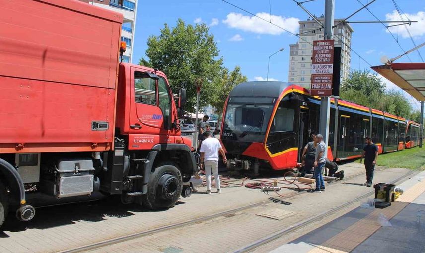Kayseri'de tramvayın çarptığı genç kadın hastaneye kaldırıldı