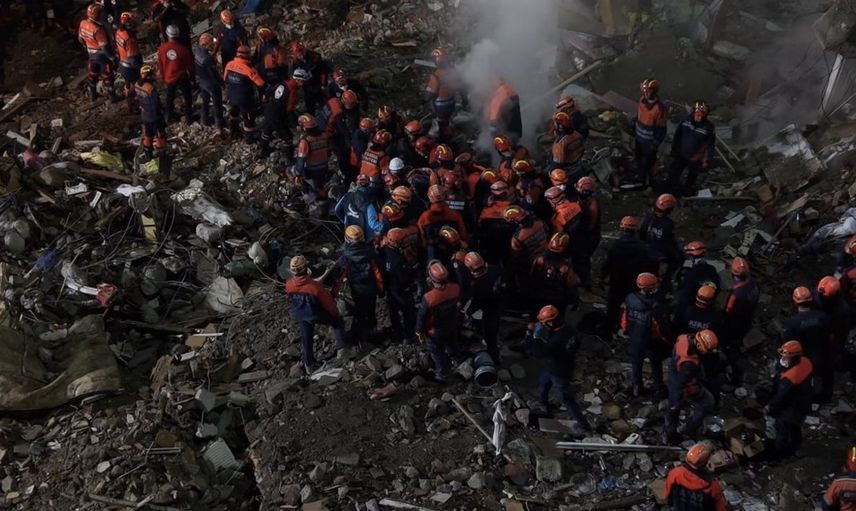 Maltepe'de çöken binanın enkazından 22 saat sonra bir oturumu daha sona erdi