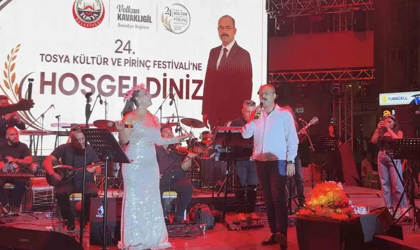 Tosya kültür festivalinde belediye başkanı sahne aldı