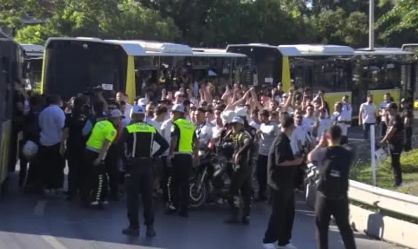 Beşiktaş taraftarı Kadıköy yolunda: Fenerbahçe derbisi için stada akın ettiler