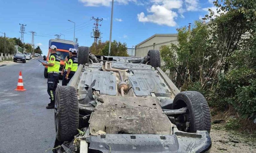 Silivri'de kamyonun kontrolden çıkması sonucu otomobil takla attı