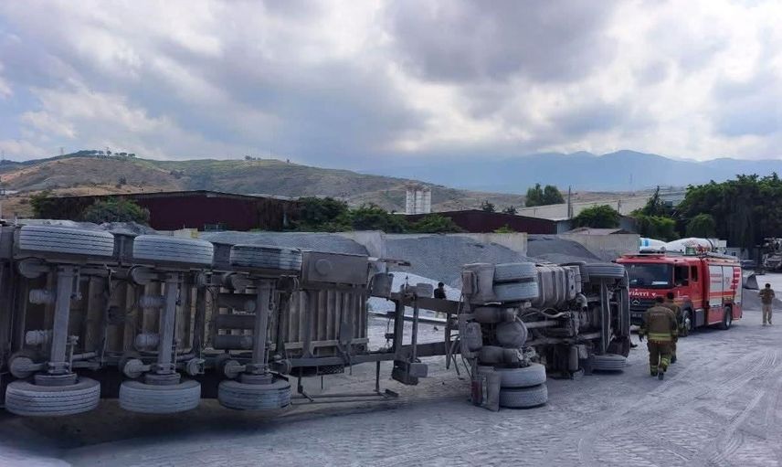 Arsuz'da kum yüklü kamyon devrildi: Sürücü yaralandı
