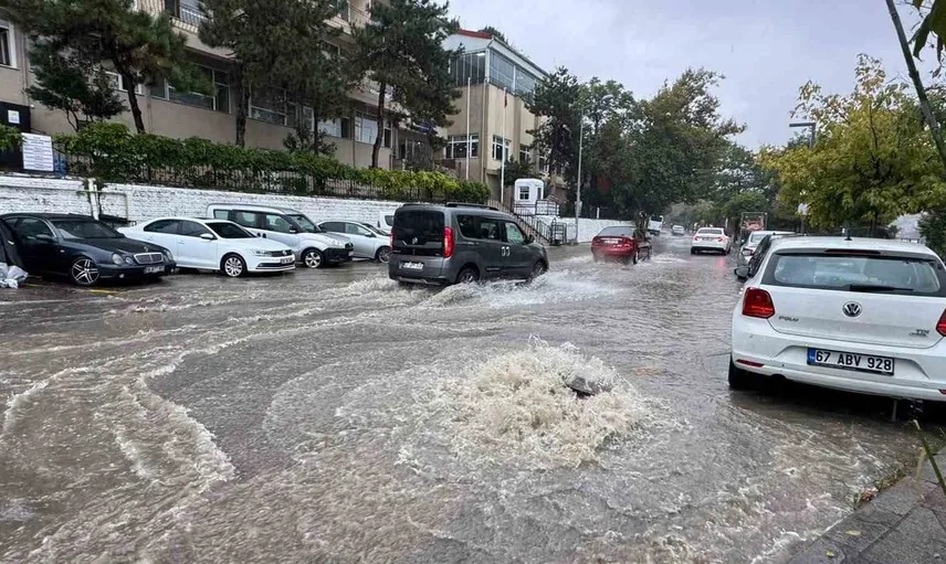 Zonguldak’ta sağanak etkisi: Yollar suyla doldu, motokuryelere yasak geldi