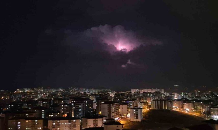 Elazığ gökyüzünde şimşek gösterisi ile etkileyici manzara