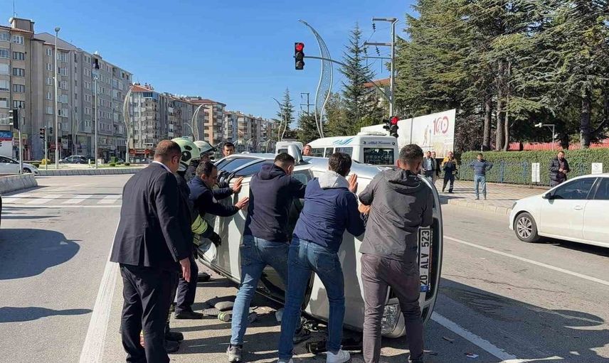 Kontrolden çıkan otomobil, kırmızı ışıkta bekleyen araçlara çarparak devrildi